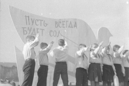 Группа пионеров у транспаранта на площади Куйбышева во время демонстрации, 1967 год<br> Группа пионеров у транспаранта на площади Куйбышева во время демонстрации, 1967 год<br>