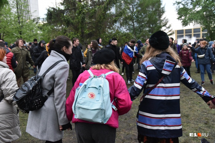 В пятницу екатеринбуржцы снова пришли в сквер, но уже не протестовать В пятницу екатеринбуржцы снова пришли в сквер, но уже не протестовать