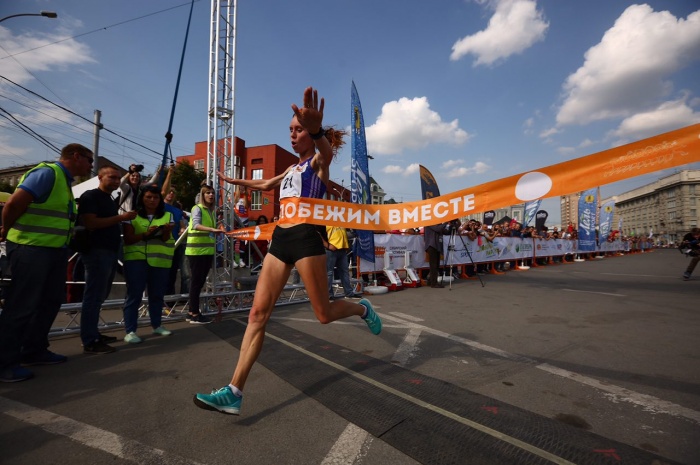 Победительница полумарафона Елена Седова Победительница полумарафона Елена Седова