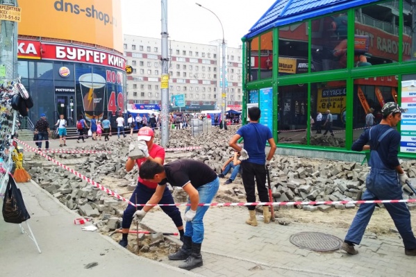 Старая плитка стала опасной для прохожих, поэтому в торговом центре решили её заменить Старая плитка стала опасной для прохожих, поэтому в торговом центре решили её заменить