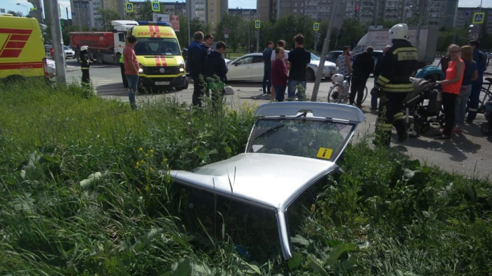 На ВАЗе срезали крышу, чтобы достать пострадавших На ВАЗе срезали крышу, чтобы достать пострадавших