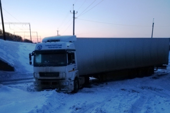 Водитель не мог купить еды, потому что в местных магазинах не работал безналичный расчёт. Водитель не мог купить еды, потому что в местных магазинах не работал безналичный расчёт.