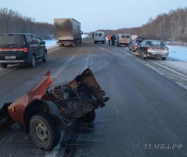В аварии на трассе в Омской области погибли сотрудник МЧС и его мать, ехавшие на похороны