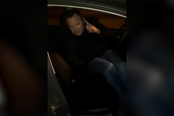 Пьяный мужчина требовал, чтобы девушка во что бы то ни стало продолжила поездку Пьяный мужчина требовал, чтобы девушка во что бы то ни стало продолжила поездку