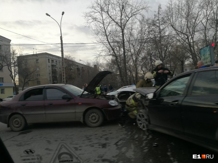 В аварии на Челюскинцев поучаствовали сразу четыре машины В аварии на Челюскинцев поучаствовали сразу четыре машины