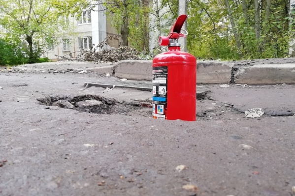 Ямы в Ярославле настолько глубоки, что огнетушитель тонет в них почти на половину Ямы в Ярославле настолько глубоки, что огнетушитель тонет в них почти на половину