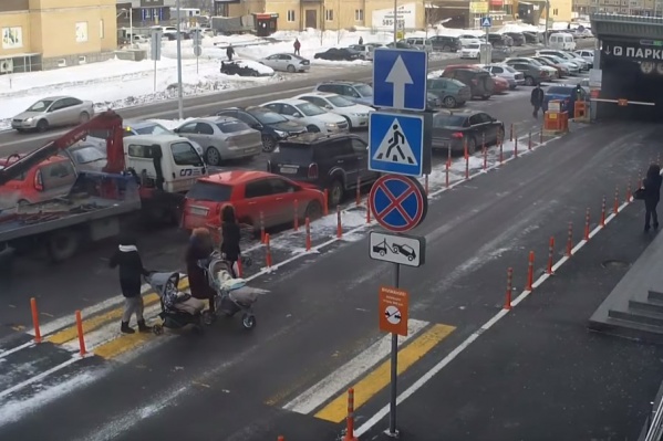 Из-за того, что эвакуатор на полном ходу начал таранить иномарку, та поехала и врезалась в стоящую перед ней машину Из-за того, что эвакуатор на полном ходу начал таранить иномарку, та поехала и врезалась в стоящую перед ней машину