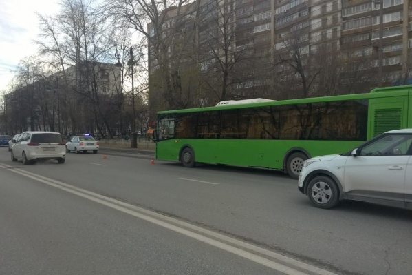 Автобус сбил тюменку на улице Республики Автобус сбил тюменку на улице Республики