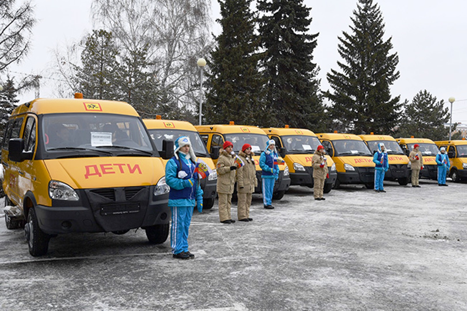 Бус омск. Школьный автобус Омск. Школьные автобусы Омская. Школьные автобусы в 2020 году. Вручение автобусов 2020.