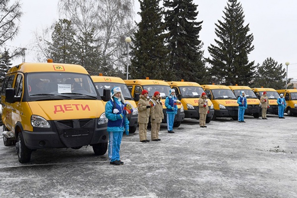20 автобусов уже ждут, когда их наполнят толпы школьников 20 автобусов уже ждут, когда их наполнят толпы школьников