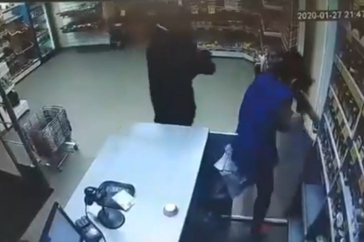 На записи с камеры наблюдения видно, как женщина пытается отстраниться от нападавшего