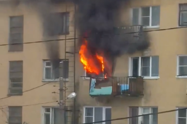 Страшный пожар в нижегородской квартире, из-за которого погиб человек, попал на видео