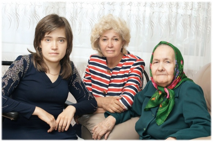 Родные погибшей не зря беспокоились, когда врач не являлся на заседания. На фото Хамдуня вместе с дочкой и внучкой Родные погибшей не зря беспокоились, когда врач не являлся на заседания. На фото Хамдуня вместе с дочкой и внучкой