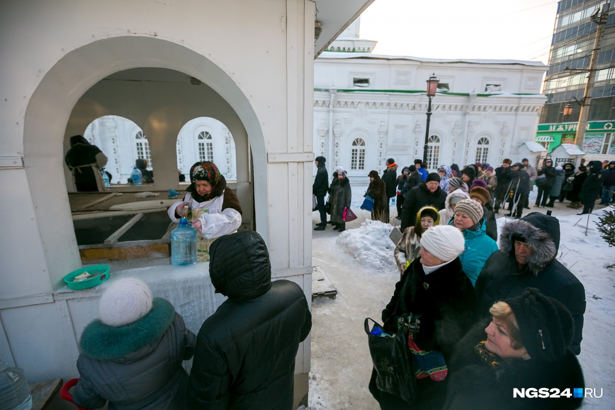 Взять святую воду в храме