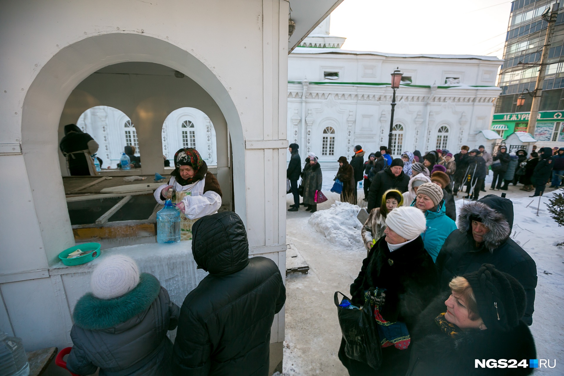 Очередь за святой водой в Покровском храме Очередь за святой водой в Покровском храме