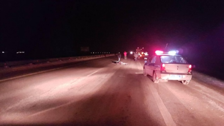 На трассе в Челябинской области под колесами автомобиля погиб человек