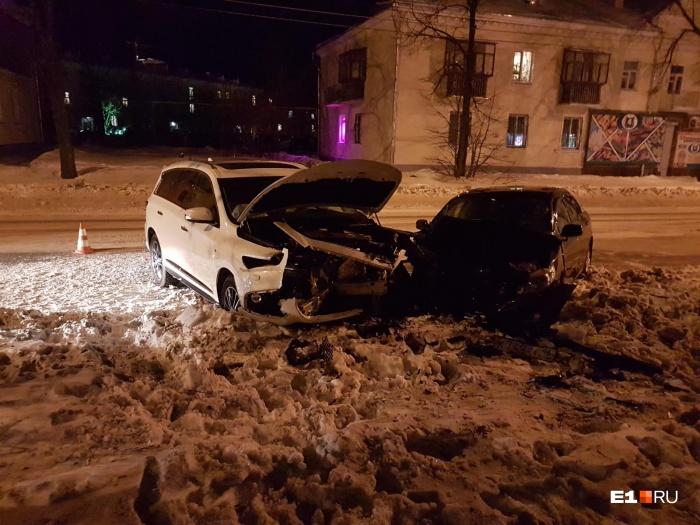 В лобовой аварии пострадали четыре человека В лобовой аварии пострадали четыре человека