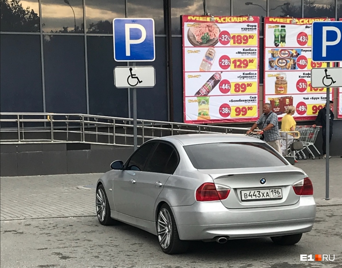 «Я паркуюсь как...»: инвалид на арендованном авто, недовольный автохам на газоне и торопыга на ВАЗе