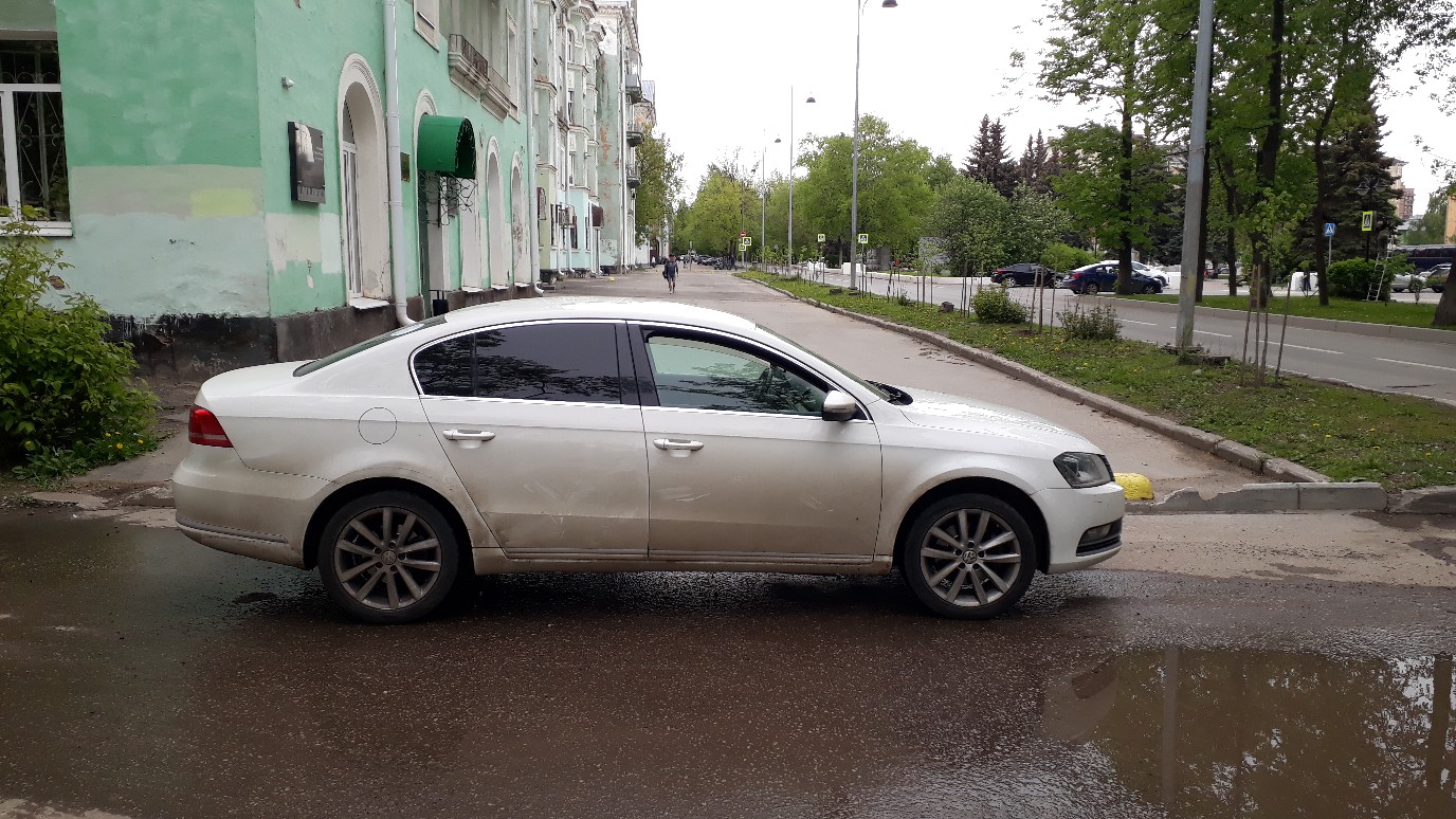 Водитель Volkswagen припарковался на Компросе Водитель Volkswagen припарковался на Компросе