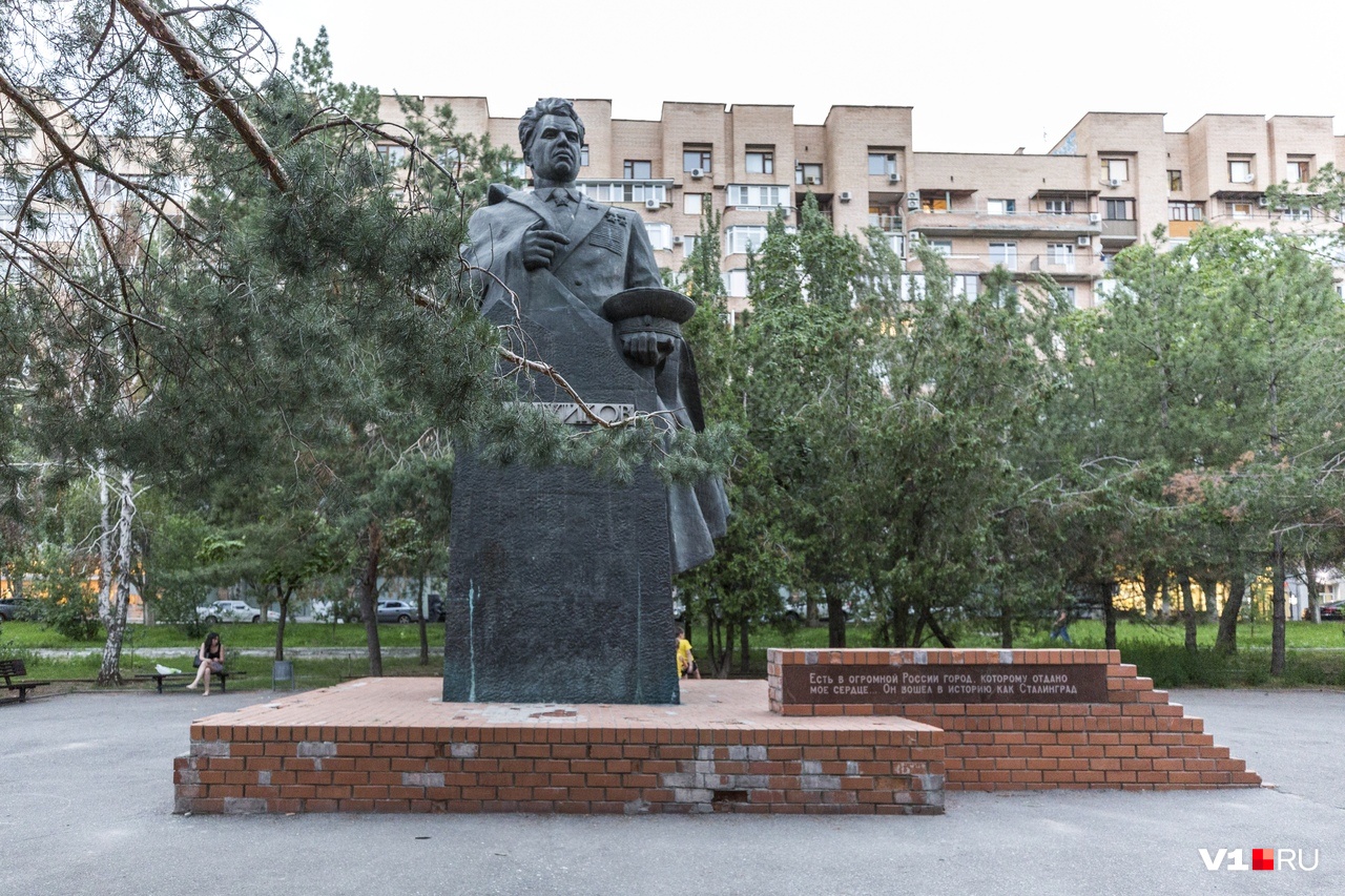 Чуйкова 1 волгоград. Памятник Чуйкову в Волгограде. Памятник Маршала Чуйкова Волгоград. Улица Чуйкова памятник Чуйкову. Памятник маршалу Чуйкову в Волгограде.