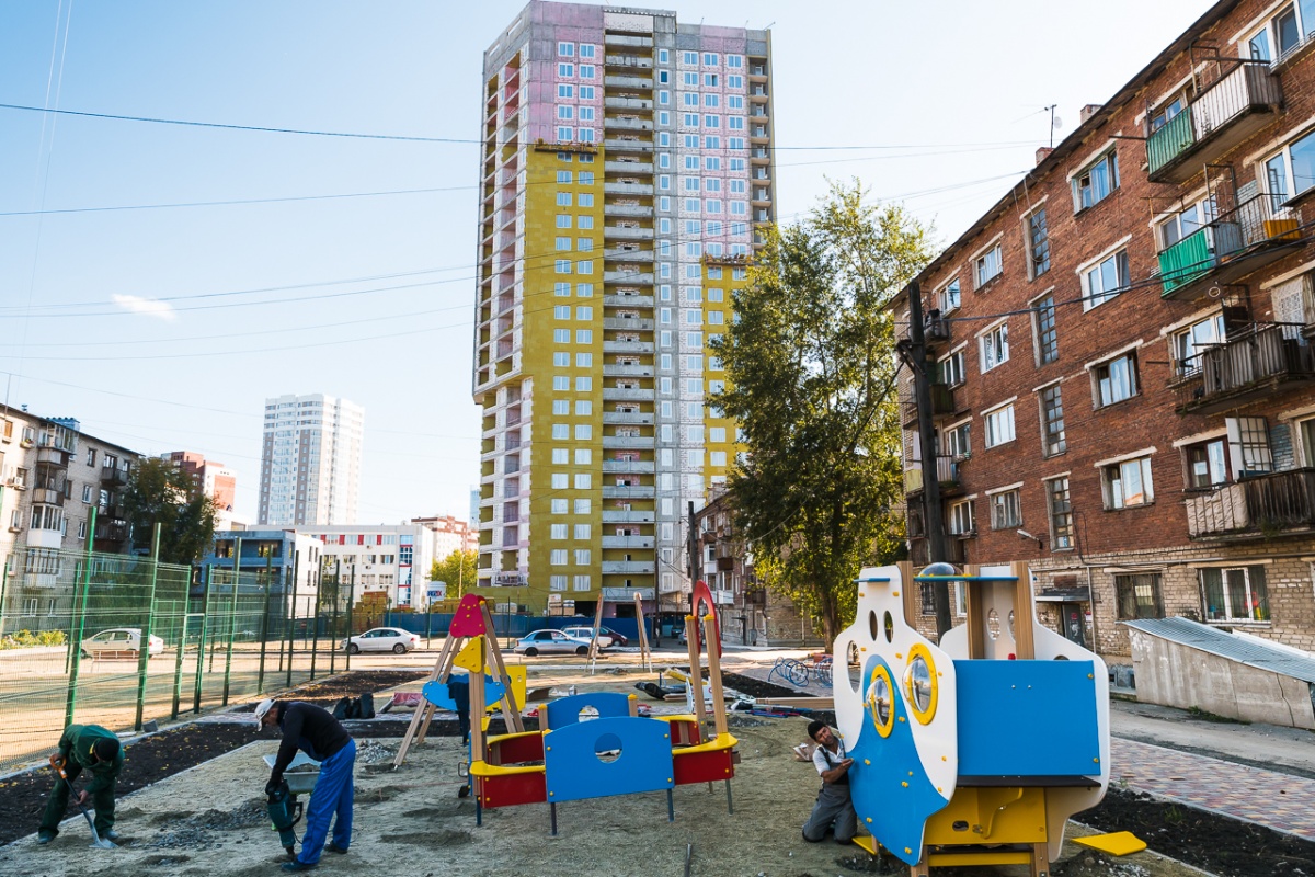 Жилье сейчас. Екатеринбург новостройки у метро. Новостройки которые скоро сдадутся в Екатеринбурге. Переехать в Екатеринбург. Фото ребёка у новостройки.