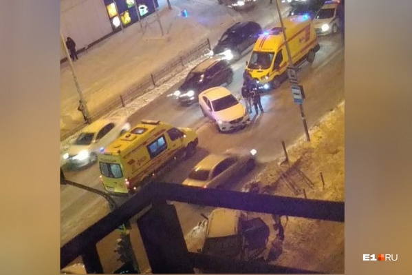 Nissan выехал на встречную полосу, пересек ее и вылетел на тротуар Nissan выехал на встречную полосу, пересек ее и вылетел на тротуар