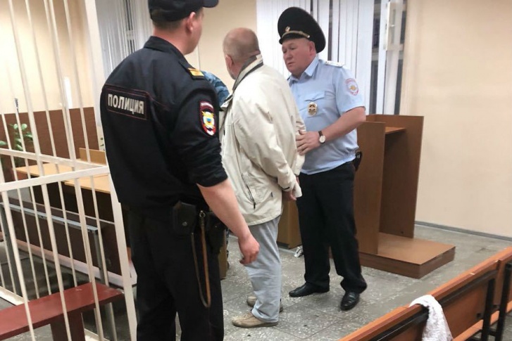 Ровейну надевают наручники в зале суда