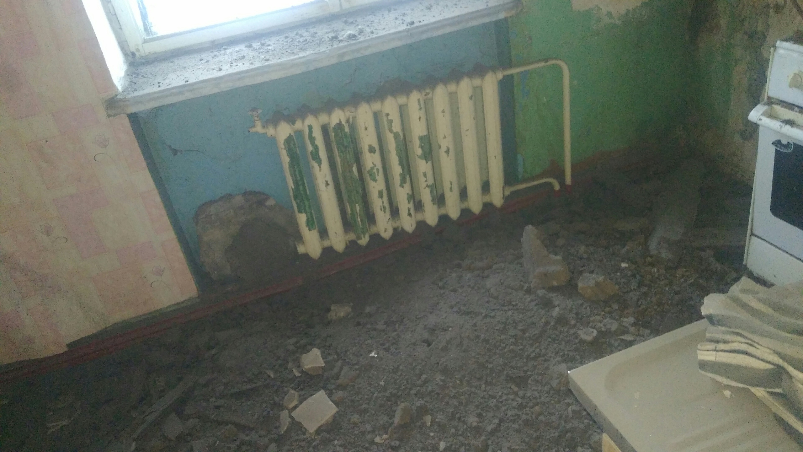 То, что обрушилось прямо на кухню семьи Поповых после того, как они убрали испорченные панели То, что обрушилось прямо на кухню семьи Поповых после того, как они убрали испорченные панели