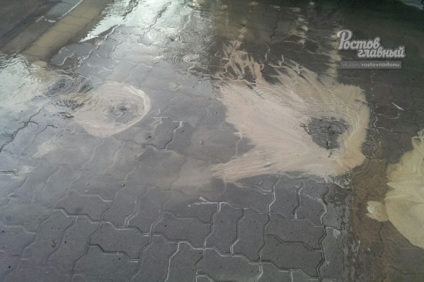 Вода бьет прямо из-под тротуарной плитки Вода бьет прямо из-под тротуарной плитки