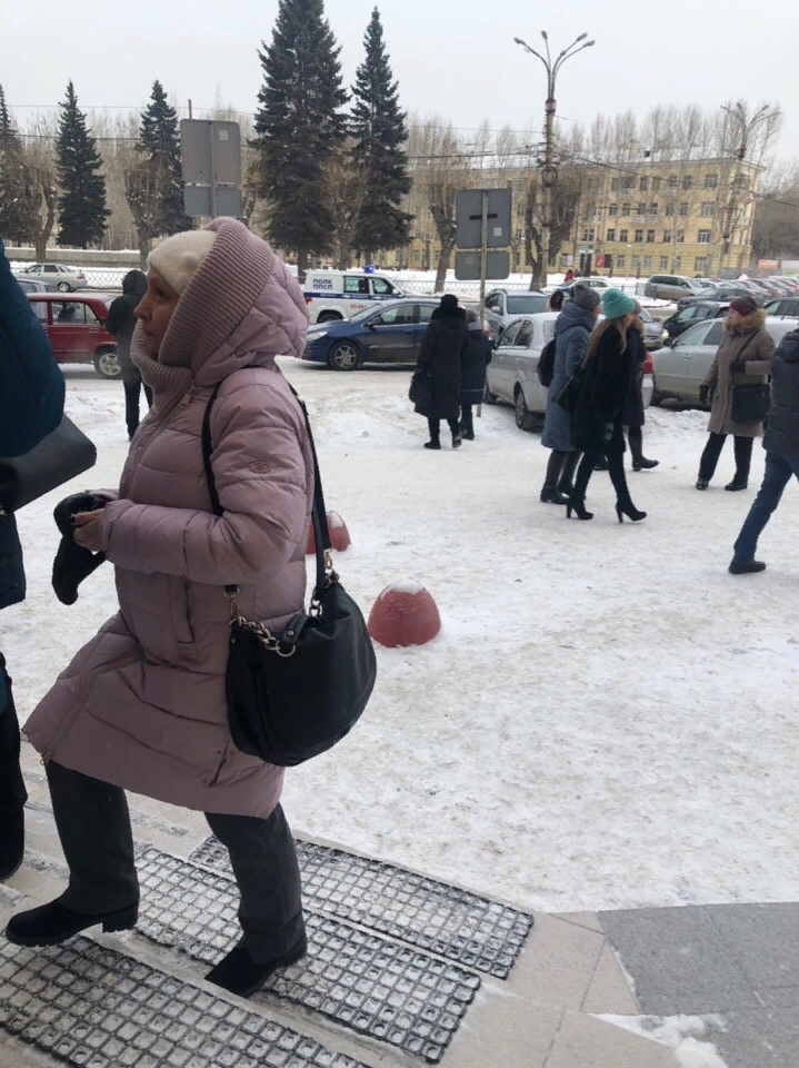 В Екатеринбурге эвакуируют людей из школ, больниц и офисных зданий: онлайн «минирования» города