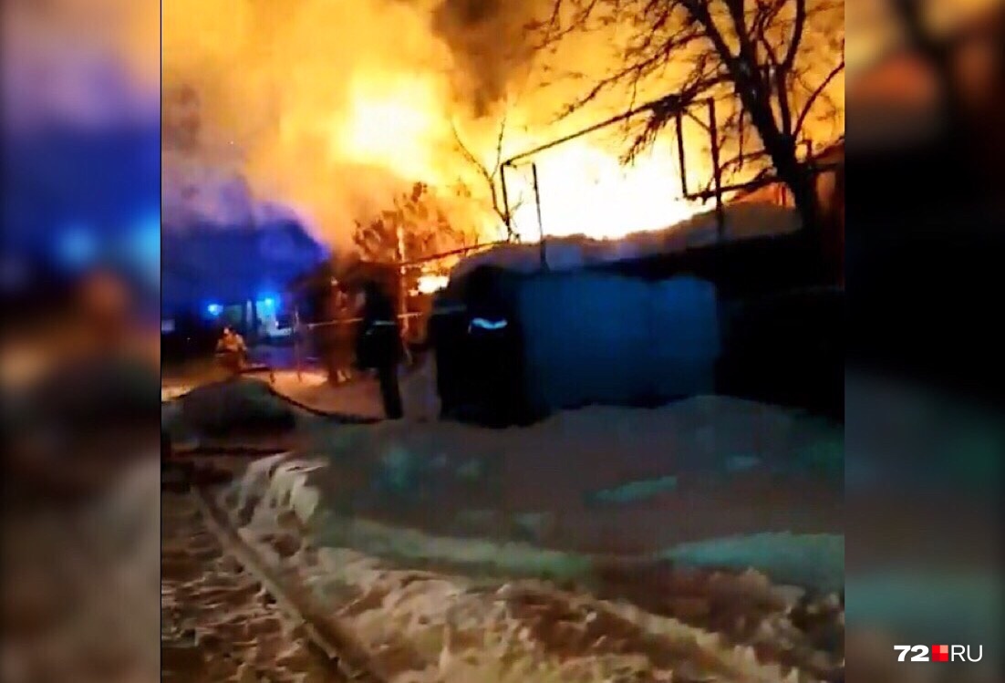 Пламя разгорается всё сильнее: четвертый час в селе под Тюменью полыхает частный жилой дом