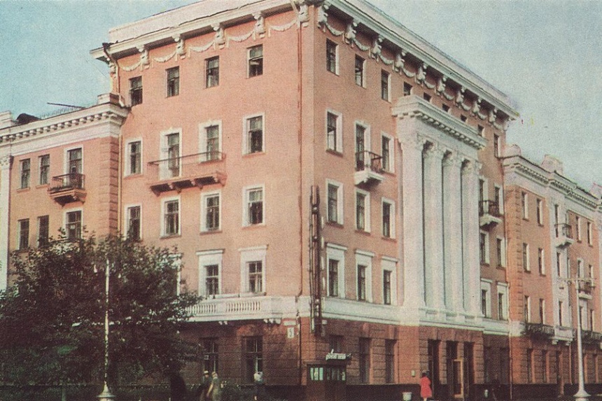 В середине 90-х в Красноярске было кафе, где регулярно собирались лица нетрадиционной сексуальной ориентации.