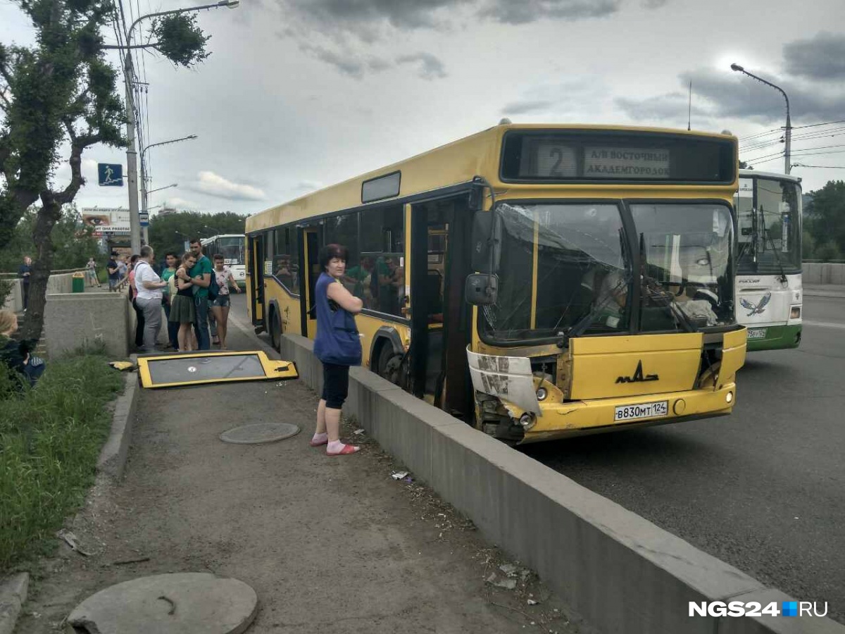 Водитель автобуса зацепил бордюр у остановки Коммунального моста и вырвал  дверь | 10.06.2017 | Красноярск - БезФормата