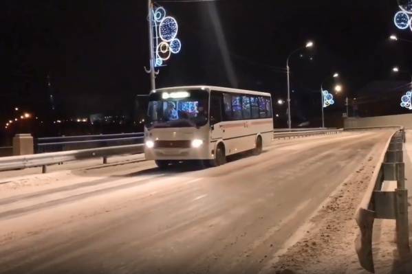 Автобус едет по маршруту № 37 — можно на нем прокатиться! Автобус едет по маршруту № 37 — можно на нем прокатиться!