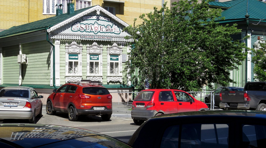 Купили бы этот старинный дом в центре города?