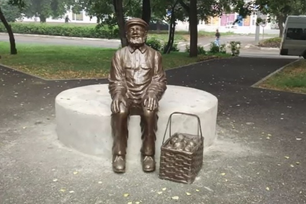 Рядом с «дачником» можно сесть и отдохнуть Рядом с «дачником» можно сесть и отдохнуть