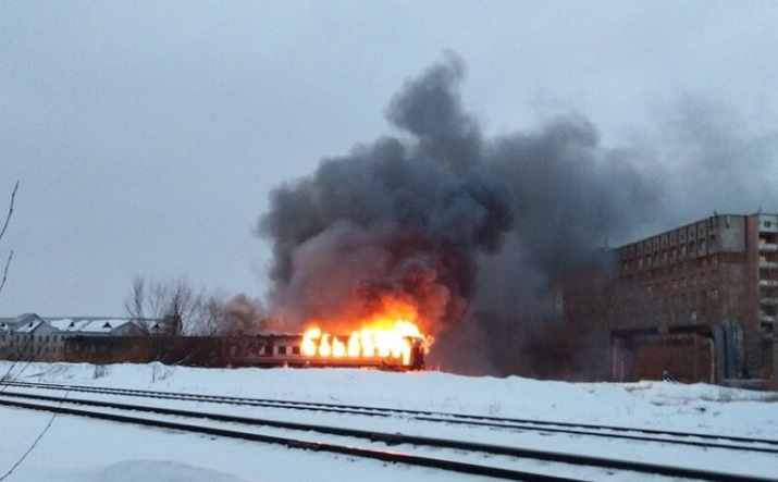 Пожар в тупике: на железнодорожных путях в Архангельске загорелся вагон