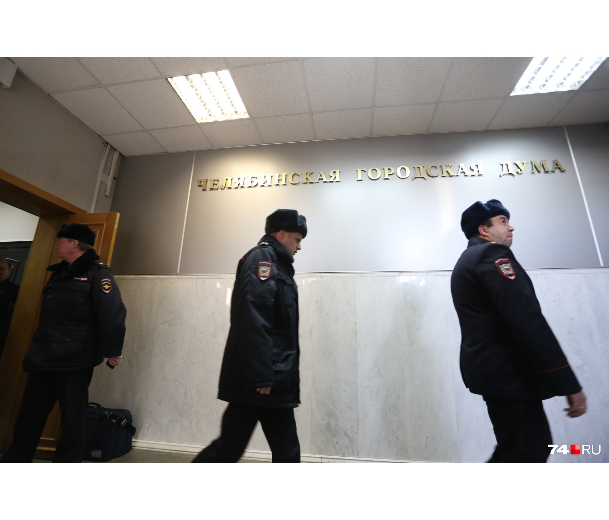 В гордуму приехало столько полиции, словно там напали на кандидата в мэры В гордуму приехало столько полиции, словно там напали на кандидата в мэры