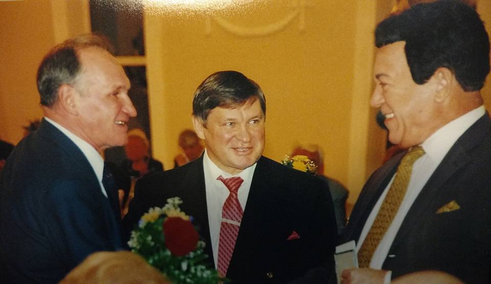 Кобзон на юбилее Щукина. Слева — тренер Щукина по самбо Анатолий Столбов Кобзон на юбилее Щукина. Слева — тренер Щукина по самбо Анатолий Столбов