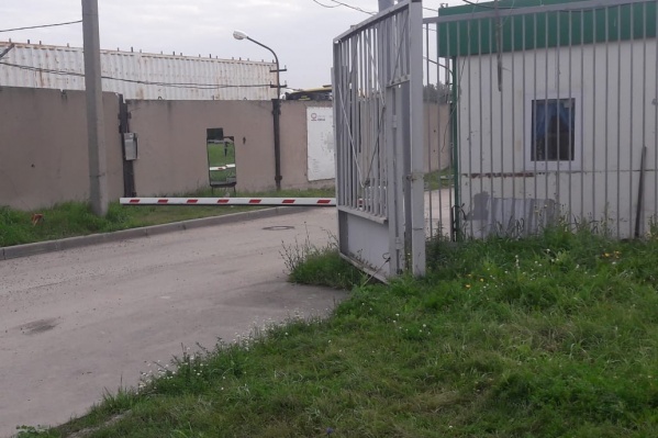 По словам охранника, он попытался перегородить «Газели» выезд с территории, но на него напали и заломили руки По словам охранника, он попытался перегородить «Газели» выезд с территории, но на него напали и заломили руки