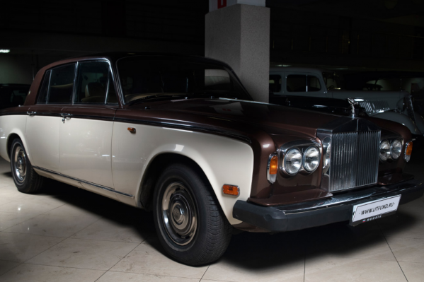 Этот Rolls-Royce Silver Shadow II 1979 года оценён в 42 500 условных единиц. Но на фоне остальных экземпляров он выглядит недорогим и массовым продуктом Этот Rolls-Royce Silver Shadow II 1979 года оценён в 42 500 условных единиц. Но на фоне остальных экземпляров он выглядит недорогим и массовым продуктом