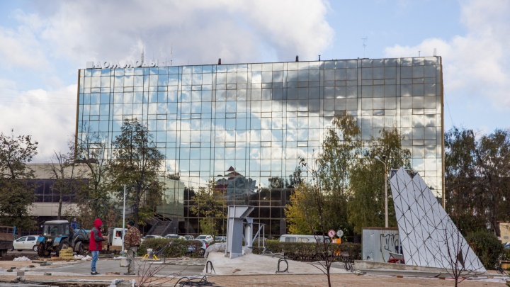 Памятник 100-летию ВЛКСМ в Ярославле не успевают построить в срок. Когда открытие