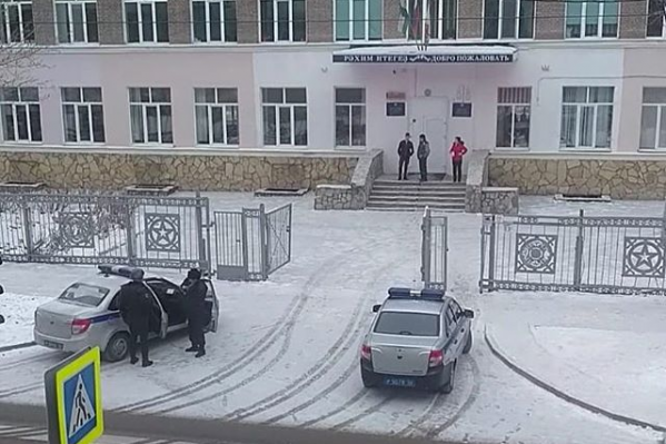 Как рассказали очевидцы, один ученик находится в больнице, другой — в полиции Как рассказали очевидцы, один ученик находится в больнице, другой — в полиции