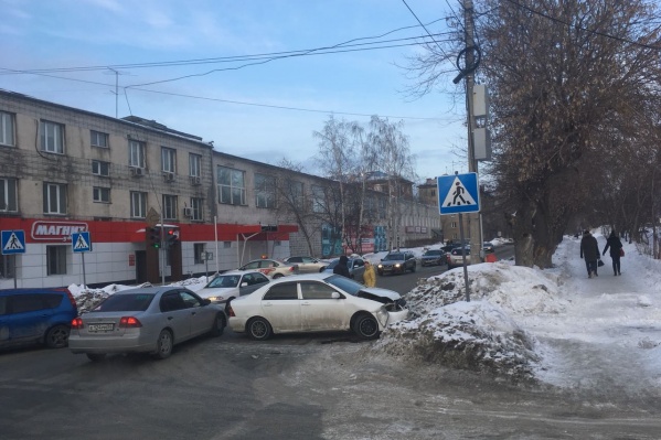 Столкновение случилось на перекрёстке Комбинатской и Гоголя Столкновение случилось на перекрёстке Комбинатской и Гоголя