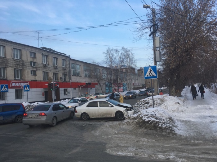 Столкновение случилось на перекрёстке Комбинатской и Гоголя Столкновение случилось на перекрёстке Комбинатской и Гоголя