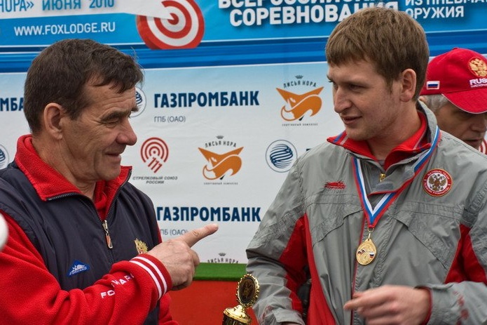 Леонид Екимов является учеником главного тренера сборной области по пулевой стрельбе Александра Поздеева