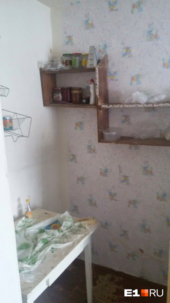 Это небольшая кухня в самой комнате Это небольшая кухня в самой комнате