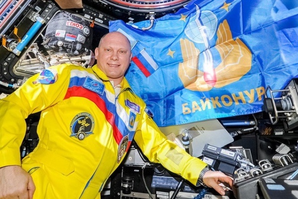 Олег болеет за любимую команду с земной орбиты Олег болеет за любимую команду с земной орбиты
