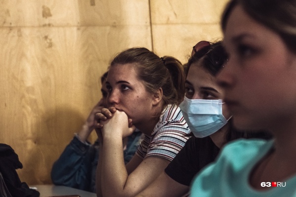 Тем, кто уже успел заразиться, нужно надевать маску в общественных местах Тем, кто уже успел заразиться, нужно надевать маску в общественных местах
