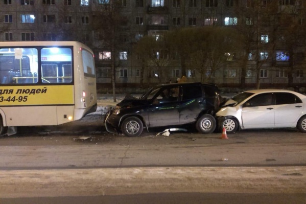 Один легковой автомобиль врезался в другой, а тот ударил автобус Один легковой автомобиль врезался в другой, а тот ударил автобус
